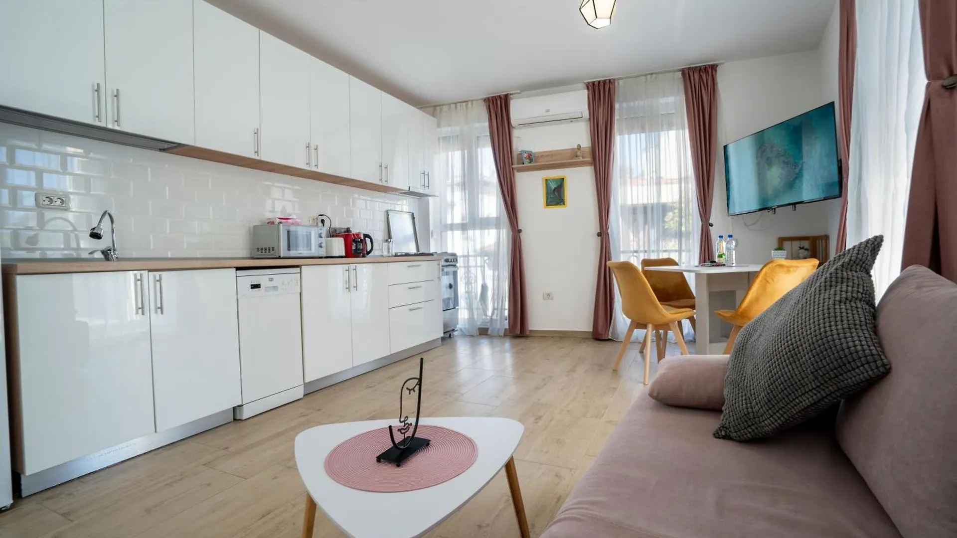 Lovely New Balcony Apartment Cismigiu Park - Pop5 Bucharest 0*,  Romania