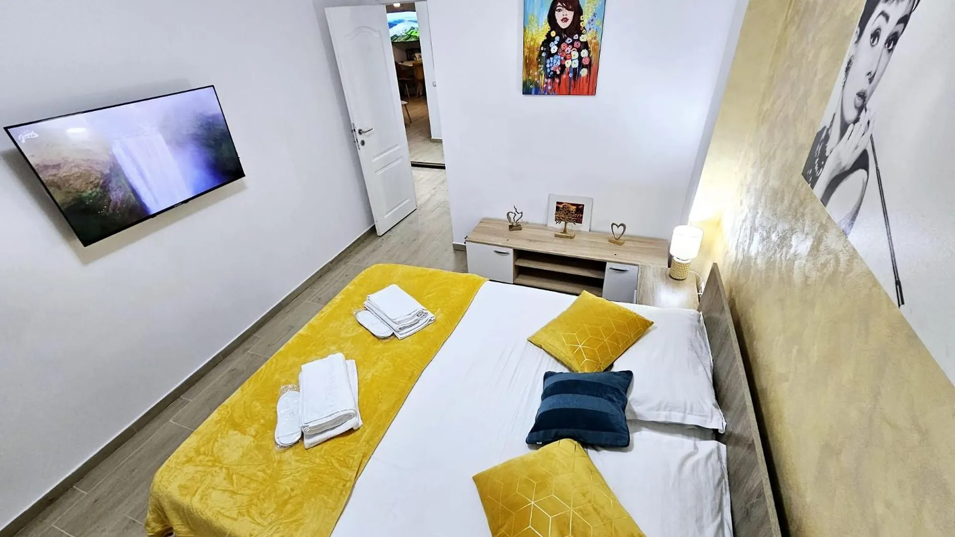 Lovely New Balcony Apartment Cismigiu Park - Pop5 Bucharest Romania